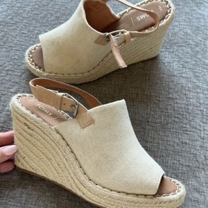 Women's Tom's wedges size 8.5 never worn